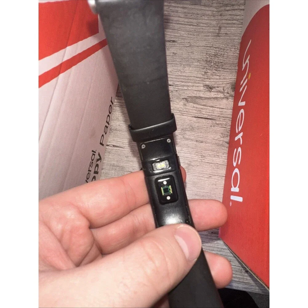 SMALL Black Fitbit Activity Wristband FB404 Includes USB Charger - Used